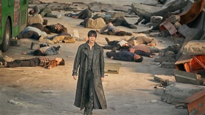 أولى لقطات الفيلم الكوري Omniscient Reader's Viewpoint بطولة لي مين هو 