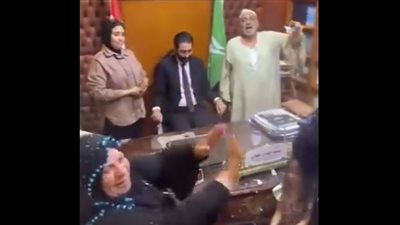 بالمزمار البلدي والرقص، عائلة تفاجئ محامي بعد حصوله على براءة لابنهم (فيديو) 