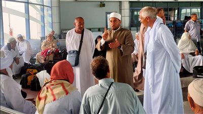 حصيلة مشاركة وعاظ الأزهر في موسم الحج.. تواجد ميداني لشرح المناسك لضيوف الرحمن.. 70 فيديو توعوي باللغات المختلفة.. تواجد يومي بالمطارات والموانئ.. وندوات مكثفة بمكة (صور)