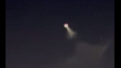 ظهور جسم مضيء ودخان في سماء السعودية يثير المخاوف، وفلكي يكشف السر (فيديو) 