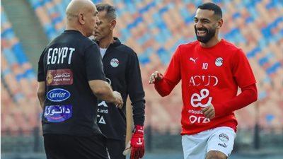 منتخب مصر يشعل الخلاف بين جماهير الأهلي والزمالك، والنشطاء يكشفون سر تأجيل المباراة الودية