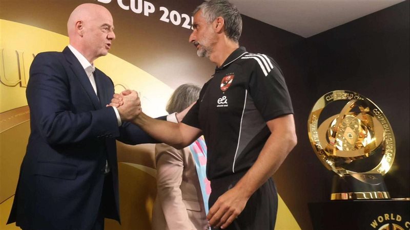 رئيس الفيفا مع مدرب