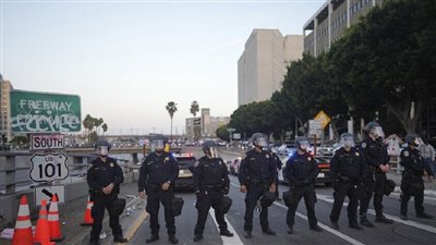 اشتباكات بين المتظاهرين وشرطة لوس أنجلوس وترامب يستعد لإرسال قوات لمدن أخرى (فيديو)