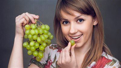 تفسير رؤية أكل العنب في المنام وعلاقتها بقدوم رزق وفير في القريب 