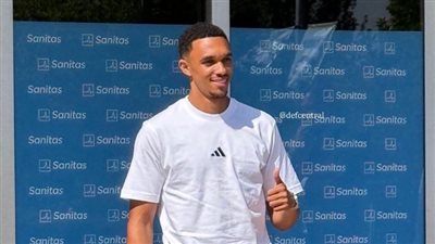 أرنولد يصل مقر ريال مدريد للخضوع للكشف الطبي (صور)