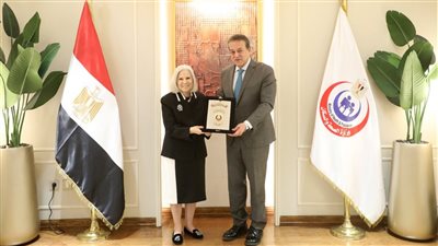 وزير الصحة يكرم السفيرة هيفاء أبو غزالة تقديرًا لجهودها 