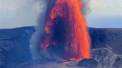 ثار بشكل مرعب، ارتفاع حمم بركان هاواي لأكثر من 100 متر وأمريكا تحذر (فيديو) 