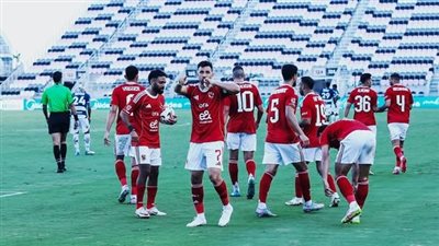 لاعبو الأهلي يوقعون على القمصان لتوزيعها على جماهير كأس العالم للأندية