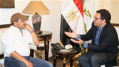 وزير الثقافة يلتقي محمد هنيدي لبحث تقديم عروض مسرحية بالمحافظات