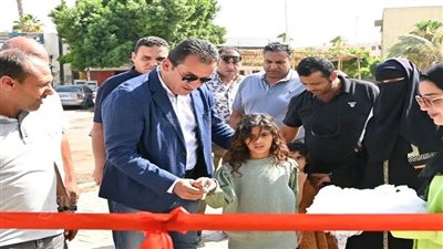 رئيس جهاز تنمية العاشر من رمضان يسلم كشك لأسرة الطفلة روناء (صور)