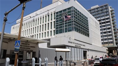 السفارة الأمريكية في إسرائيل تنصح موظفيها بعدم مغادرة منازلهم