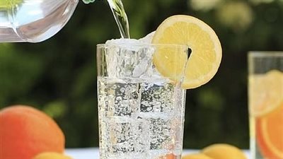 الفرق بين المياه الفوارة والغازية من حيث الفوائد والأضرار 