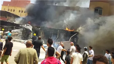 حريق هائل أمام مول شهير في أكتوبر (صور)