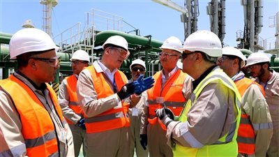 وزير البترول يتفقد موقع استقبال سفينة التغويز الثالثة بالعين السخنة (صور)