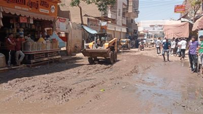 طفح صرف صحي يتسبب في إعاقة حركة المرور بمدينة المنشاة في سوهاج (صور)