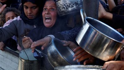 استشهاد 39 فلسطينيًا بينهم 10 من منتظري المساعدات منذ فجر اليوم