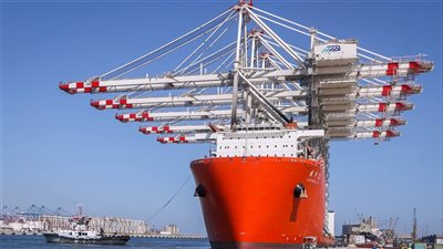 ميناء دمياط يستقبل 12 ونشا عملاقا لتعزيز قدرات محطة 