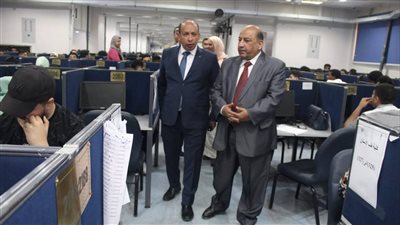 نائب رئيس جامعة القاهرة يتفقد امتحانات الفرقة الأولى بطب قصر العيني (صور)