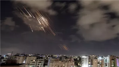 لقطات مباشرة لانفجار وابل من الصواريخ الإيرانية فوق سماء تل أبيب (فيديو)