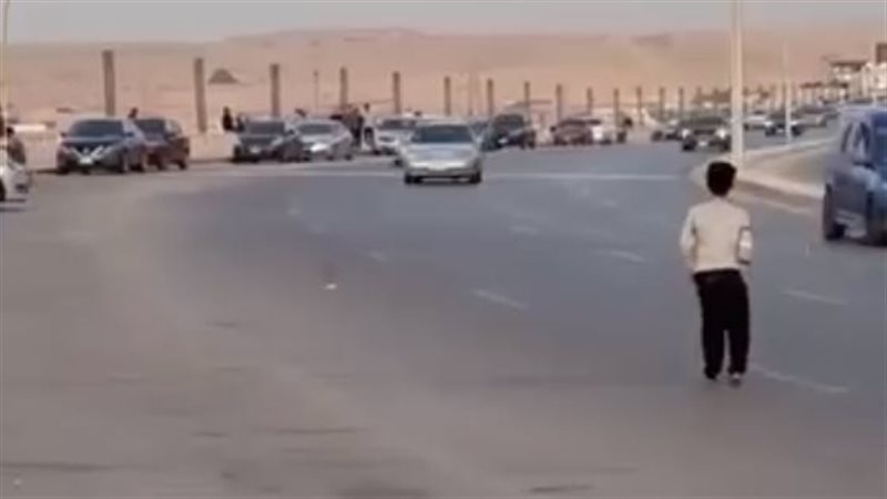 طفل يلهو بمنتصف أحد
