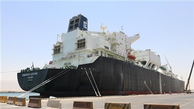 خبير اقتصادي: التباطؤ في تجهيز سفن التغويز يعرضنا لأزمة في الكهرباء