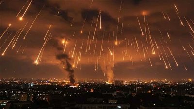 إصابات ودمار بالمنازل وانقطاع الكهرباء بأحياء وسط إسرائيل جراء الهجوم الإيراني الخامس