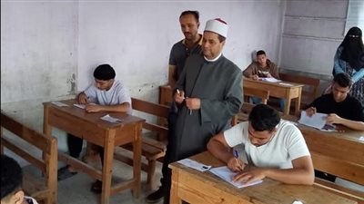 طلاب الثانوية الأزهرية بالإسماعيلية يؤدون امتحان مادة الفيزياء 