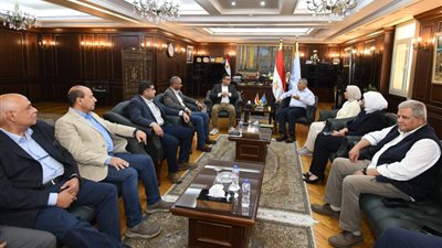 وزير الإسكان ومحافظ الإسكندرية يعقدان اجتماعا لمتابعة المشروعات المشتركة