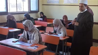 رئيس منطقة الإسماعيلية يتابع سير امتحانات الثانوية بإدارة التل الكبير (صور) 