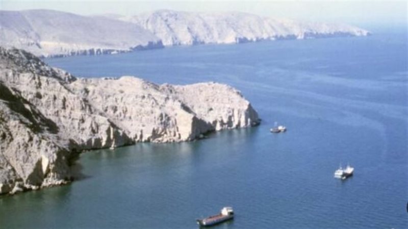 إيران تهدد بغلق مضيق