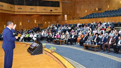  جلسة تثقيفية حول الإصلاح المؤسسي وتحسين الخدمات الحكومية بجامعة أسيوط (صور)