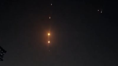 بـ 50 صاروخا إيرانيا، انفجارات في مطار بن جوريون وتل أبيب (فيديو)