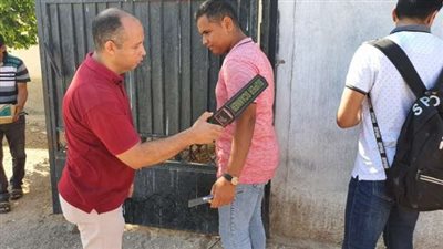 تفتيش طلاب الثانوية العامة بالعصا الإلكترونية قبل دخول لجان امتحانات اللغة الأجنبية الثانية 