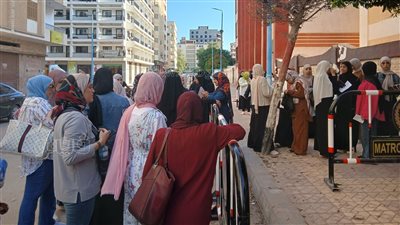 القلق يعلو الوجوه، تجمع طلاب الثانوية العامة بمطروح في انتظار فتح اللجان (صور) 