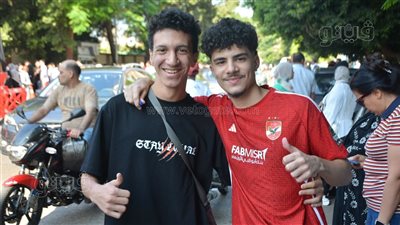 طالب ثانوية عامة يرتدي تيشيرت الأهلي قبل الدخول إلى اللجنة (صور) 