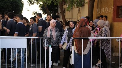 القلق يسيطر على أولياء أمور طلاب الثانوية العامة في أول أيام الامتحانات (فيديو وصور)