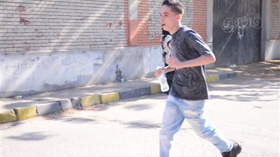 بالركض والدراجات، طلاب الثانوية العامة يحاولون اللحاق بامتحان الدين في الدقي (صور)