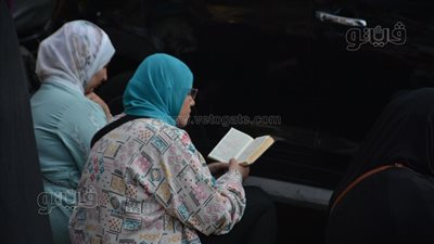 أبرز مشاهد اليوم الأول بالثانوية العامة.. وزير التعليم يراقب اللجان بالكاميرات.. طالب يرتدي تيشيرت الأهلي.. والدعاء والقرآن رفيق أولياء الأمور أمام اللجان