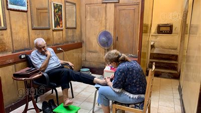 حلاق الفردوس، رحلة عبر الزمن من صالون الرجال إلى جاليري الأنتيكات (فيديو وصور)