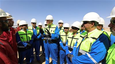 وزير البترول يتفقد سير العمليات الإنتاجية بحقول بترو شهد بالصحراء الغربية