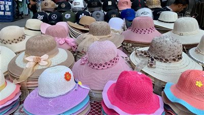 موسم الحماية من الحر يبدأ مبكرًا.. إقبال كثيف على النظارات الشمسية والطواقي.. الأسعار تبدأ من 50 جنيهًا.. والمحلات تسجل أعلى مبيعات منذ بداية العام