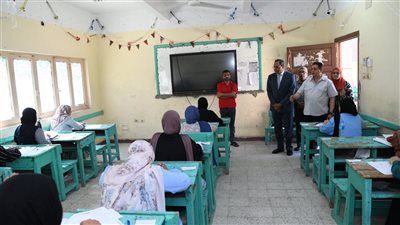 محافظ قنا يتفقد لجان امتحانات الثانوية العامة ويطمئن على انتظامها (صور)