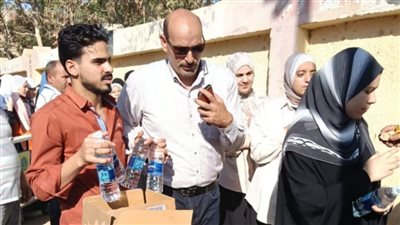 توزيع مياه وعصائر على طلاب الثانوية العامة بمدرسة يوسف الصديق في الفيوم (صور)