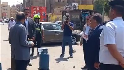  محافظ الدقهلية يستوقف سيارة محملة باسطوانات الغاز في شوارع المنصورة (صور)