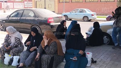  أمهات طلاب الثانوية العامة فى الإسماعيلية يحتمين من أشعة الشمس بالأشجار (صور)