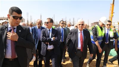 وزير التعليم العالي يتابع الأعمال الإنشائية بالحرم الجديد للجامعة الفرنسية