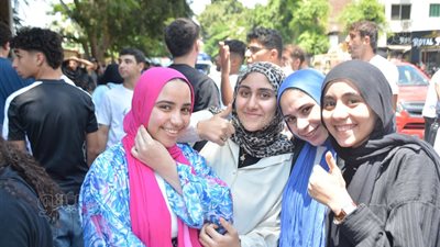 شاهد، فرحة طلاب الثانوية العامة في الدقي بعد أداء امتحاني الدين والتربية الوطنية