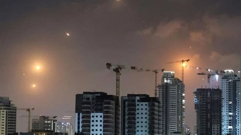 إيران تطلق صواريخ