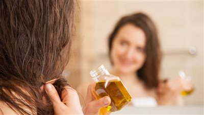 أفضل الزيوت الطبيعية للشعر الجاف ترطيب وتغذية ونعومة