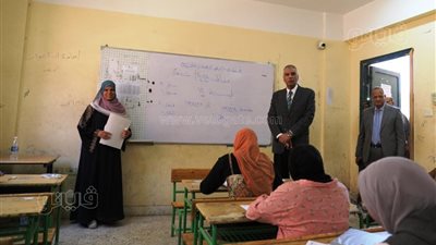 محافظ أسوان يتفقد لجان امتحانات الثانوية العامة بإدفو (صور)